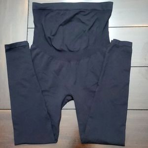 Maternity leggings by Ingrid & Isabel, color back, Size S/M